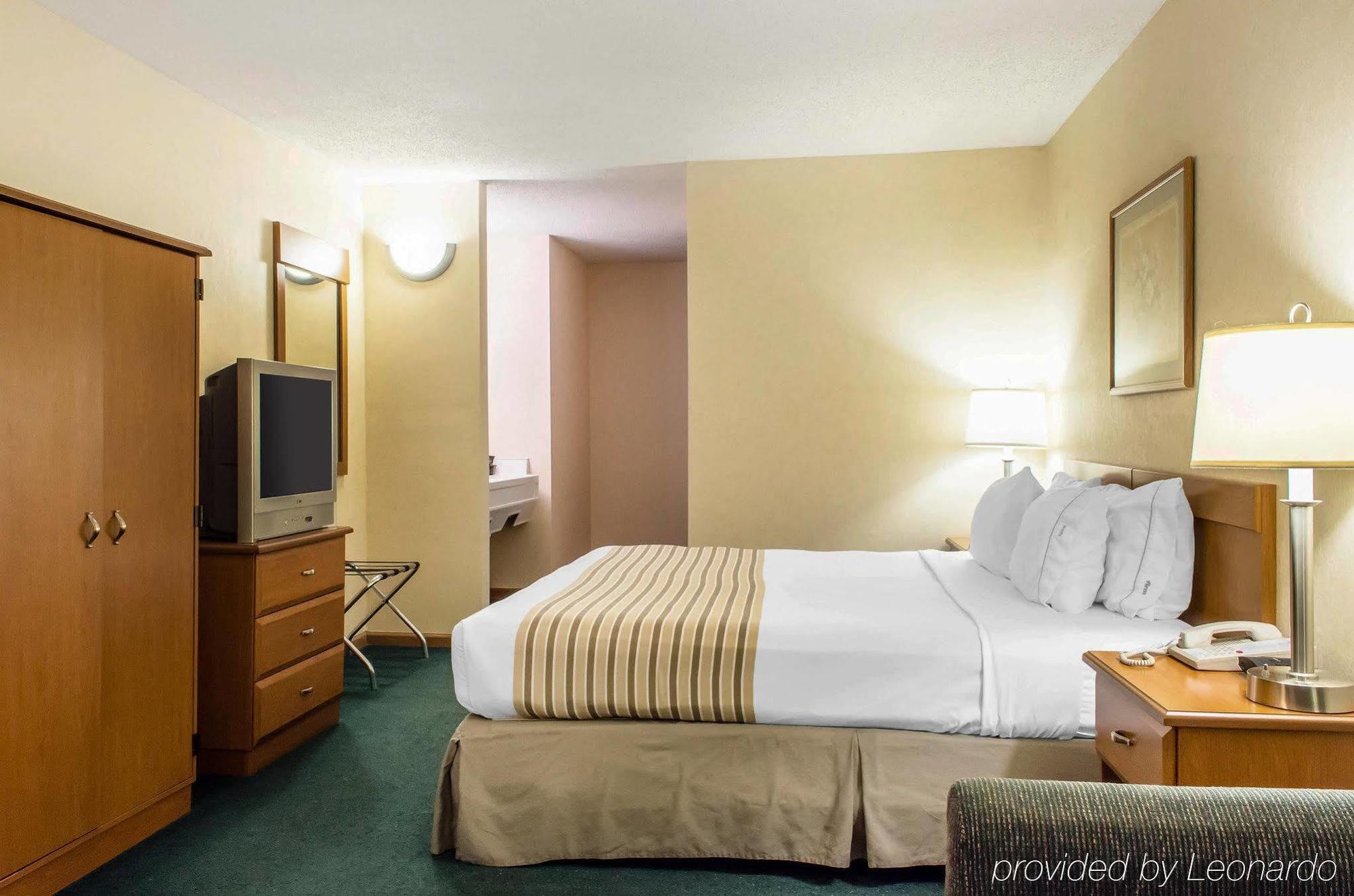 Quality Inn Блумсберг Экстерьер фото